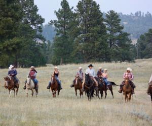 Paardrijden als een cowboy op de prairie van Wyoming